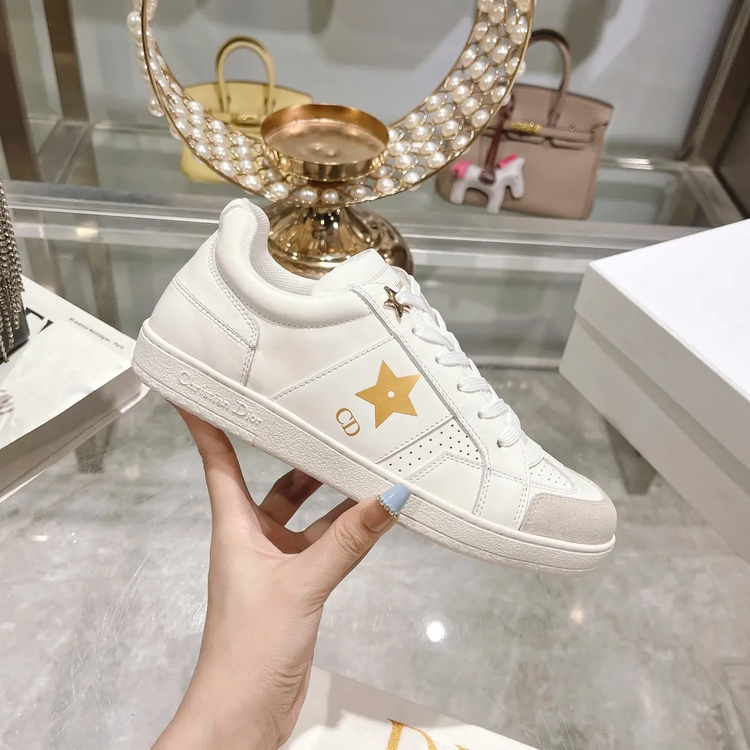 👟👟Ex-factory price 560👟👟Dior2024 new white shoes, Dior Dior Star women's sports shoes, very light summer white shoes. The upper is carefully made of imported suede, decorated with tonal suede panels, metal stars decorate the lace eyelets, and breathable mesh inside. The upper is punched and designed not to stuffy the feet. It is equipped with Christian Dior logo and thin soles. The thick sole is suitable for all seasons! Size: 35-41 (40 and 41 are customized and cannot be returned or exchanged)